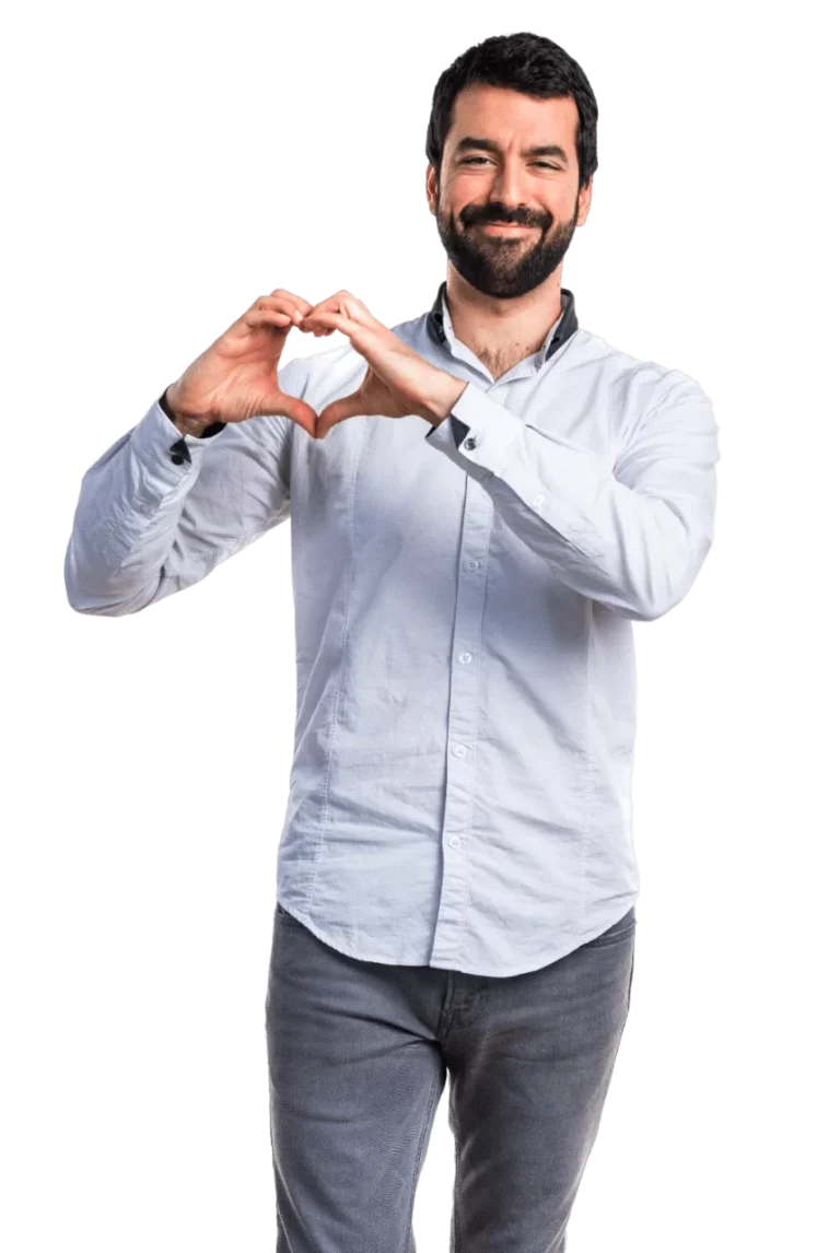 Pessoa sorridente fazendo um coração com as mãos, simbolizando amor e positividade.